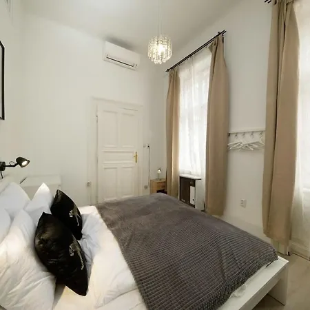 Large Cosy بودابست